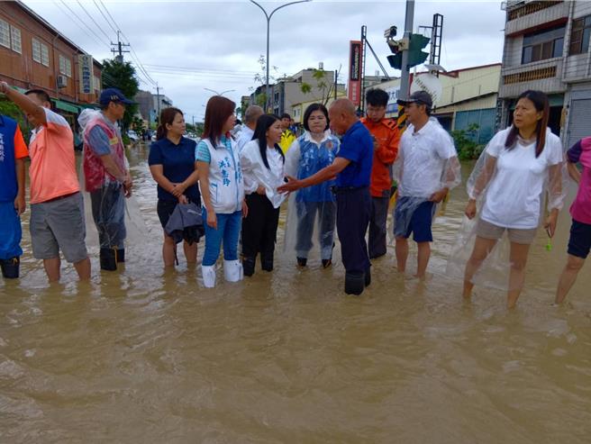 雲林縣3日持續降雨，斗南鎮市區建國路3段周邊出現嚴重積水，上百戶住家泡在水裡，研判可能是大湖口溪溢堤導致內水無法排出。（張朝欣攝）