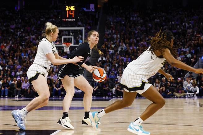 WNBA金州女武神隊與芝加哥天空隊的比賽中，遭遇觀眾投擲「情趣用品」鬧場。（圖／美聯社）