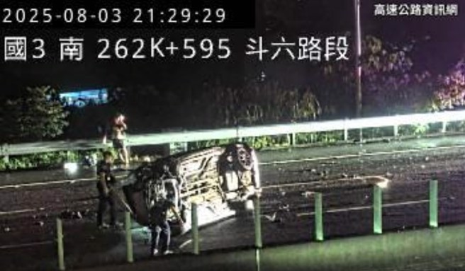 國道3號斗六段，北上262.6公里處，晚間9時許發生車輛撞擊翻覆，一度封閉全線車道。（翻攝高速公路資訊網）