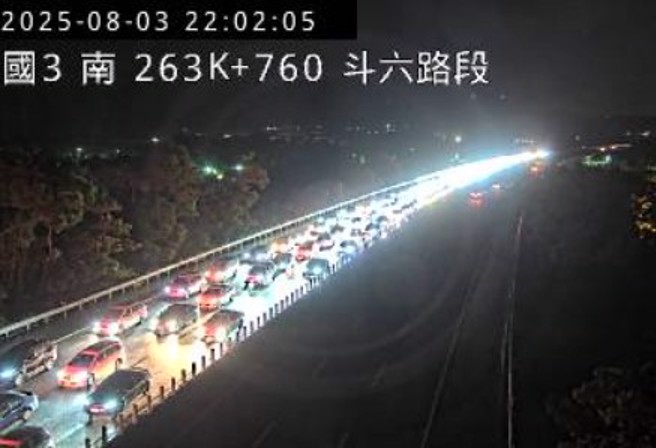 國道3號斗六段，北上262.6公里處，晚間9時許發生車輛撞擊翻覆，一度封閉全線車道。（翻攝高速公路資訊網）