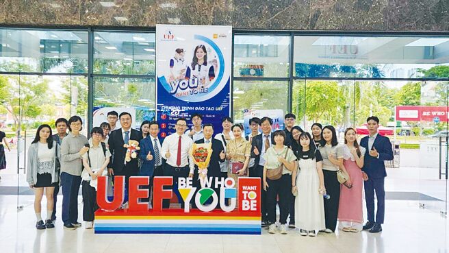 亞大校長蔡進發（前排左七），帶領亞大同學參訪越南胡志明市財經大學。圖／亞大提供