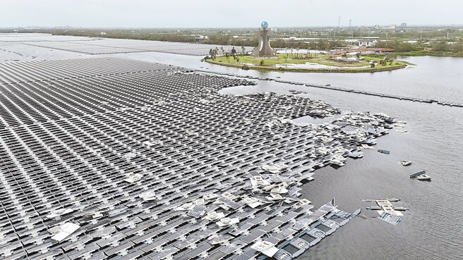 设置于嘉义县布袋新塭及义竹东后寮溪墘滞洪池的太阳能光电板惨遭颱风破坏。（示意图，读者提供／吕妍庭嘉义传真）