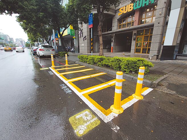 高雄市區機車停車位難找，高雄市交通局試辦智慧機車停車格盼改善。（任義宇攝）