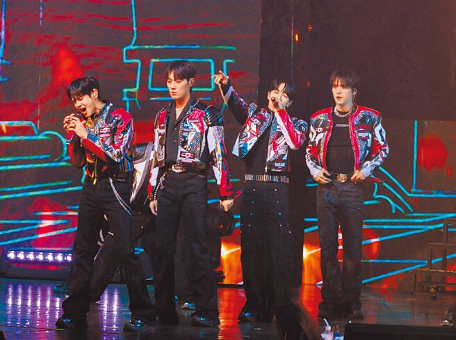 HIGHLIGHT成員梁耀燮（左起）、尹斗俊、李起光、孫東雲2日帥登北流開唱。（郭吉銓攝）