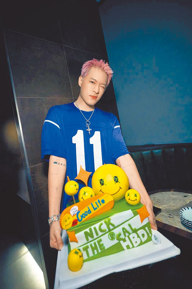 周湯豪日前歡慶生日，歌迷送上特製驚喜蛋糕。（環球音樂提供）