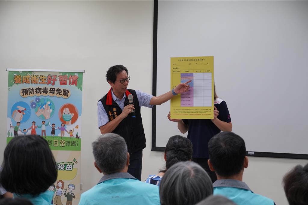 花蓮縣衛生局長朱家祥說明花蓮縣65歲長輩疫苗接種紀錄卡的內容。（羅亦晽攝）