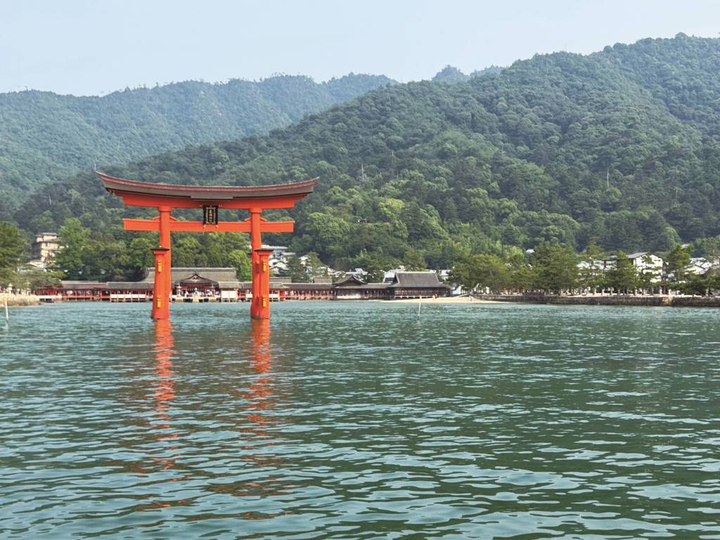 從海上視角看宮島知名的嚴島神社。(旅報傳媒 提供)