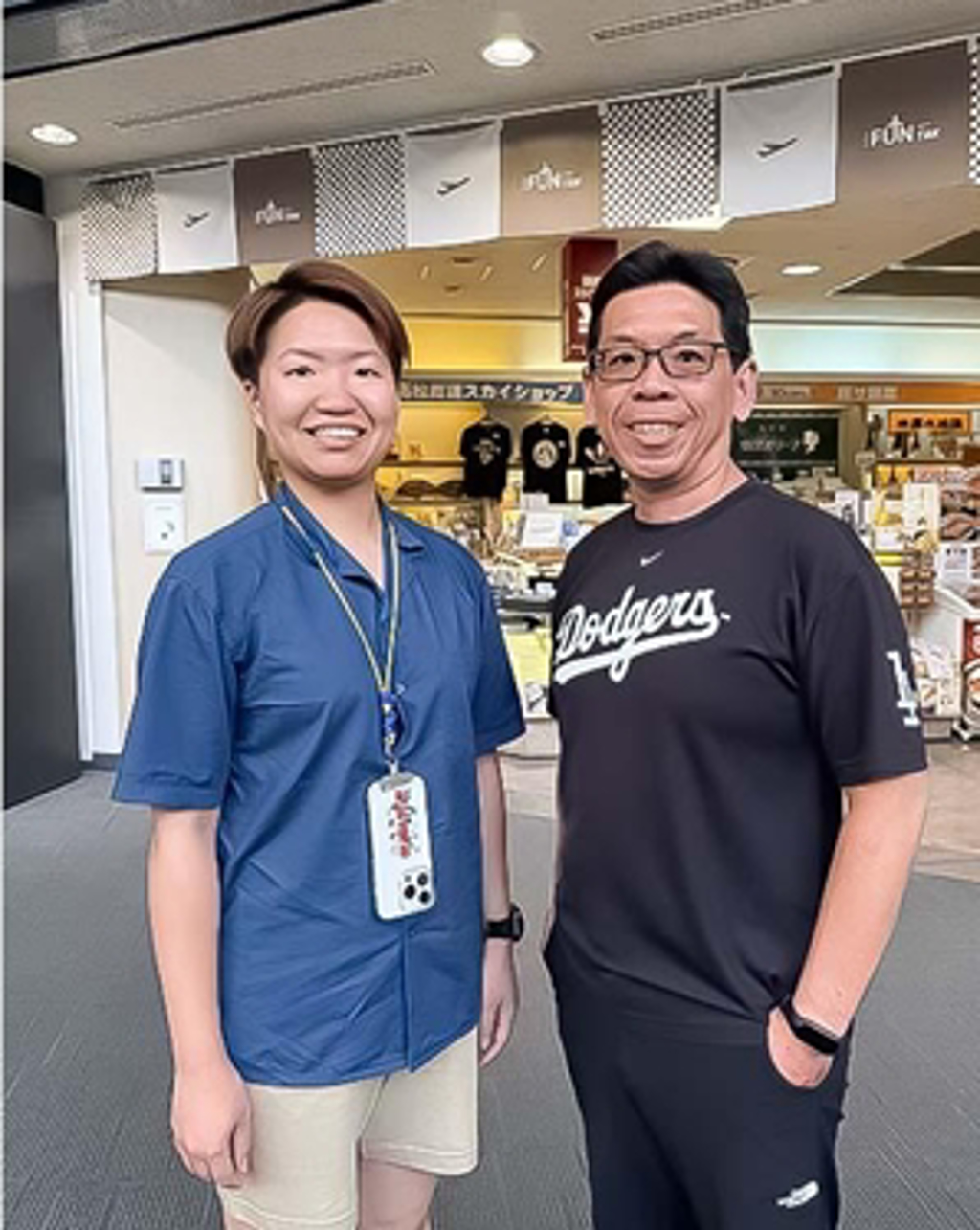 易遊網機票事業處機票業務部總監瞿立豪（右）、企劃設計部行銷企劃劉宜君。(旅報傳媒 提供)