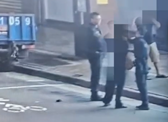 堂兄弟喝茫街頭全武行！警察來照樣打   弟送醫哥進警局