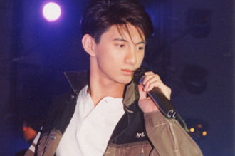 湖邊「廣場舞大叔」竟是吳奇隆！網野生捕獲看傻：這是小虎隊？