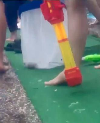 影》戲水池變化糞池！童玩節驚見「黃金」漂浮 網酸：屎上最強 　