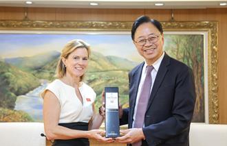 英國代表訪桃園 張善政曝「第三航廈是最大合作案」：交流將升級