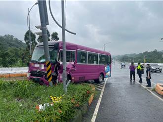高雄義大客運自撞分隔島電桿！擋風玻璃碎裂 駕駛輕傷送醫