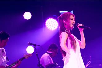 郭靜不畏豪雨高雄首開專場　遭歌迷點王心凌歌曲搶麥踢館