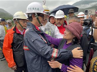 一家五口坠谷案独留14岁儿子！卓荣泰允诺将协助完成学业