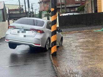 台湾最美风景是人！ 豪雨车辆陷稻田 路人即刻救援