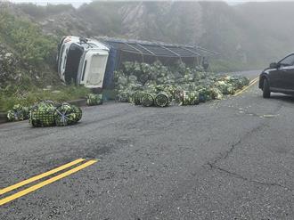 合歡山公路車禍！貨車疑煞車失靈撞山壁翻覆 高麗菜散落一地