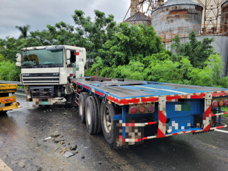 国1永康段联结车自撞护栏「折甘蔗」　疑天雨路滑失控
