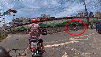 汐止83歲翁騎車猛撞電桿 倒地無呼吸送醫「救回一命」