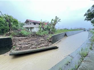 撐不住了！嘉義東勢湖排水護堤「崩落」