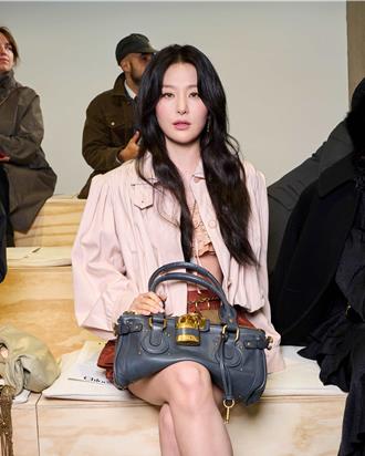 瑟琪拎Chloé全新经典Paddington锁头包 再成时尚注目要角