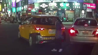 三重擦撞事故！小黃司機「慢動作」　網憂：還能開車嗎？
