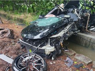 彰化二林轎車疑超車失控撞石墩　駕駛拋飛身亡乘客重傷
