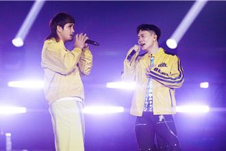 萧秉治与中信兄弟合体登大巨蛋 牵手张志豪全场喊「在一起」