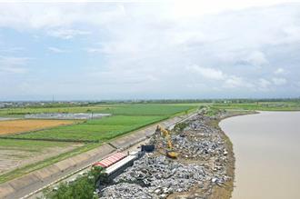 兩滯洪未按規定處理廢光電板  嘉義縣環保局開出200萬元罰單