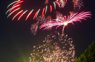 橫濱2萬發煙火秀驚魂！施放船起火5人跳海逃 緊急喊卡