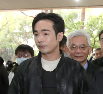 八炯納粹說辯稱自嘲？葉元之揭「可能在演」：蠻恐怖的