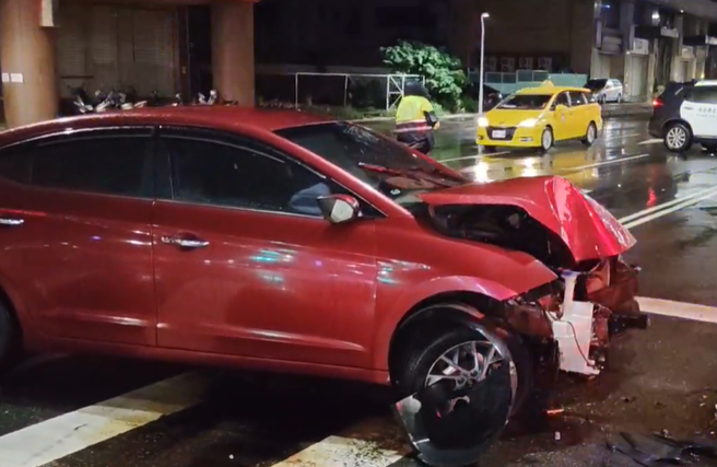 高雄男酒駕自撞分隔島，車頭幾乎全爛。（翻攝中天新聞）