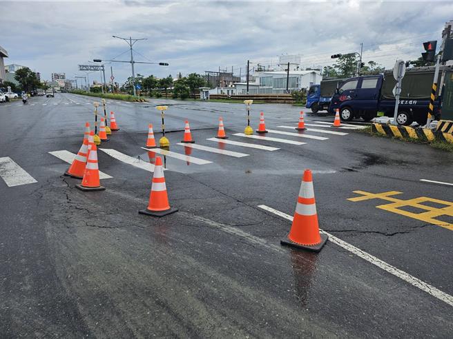 嘉义县台1线水上乡南下275.4K路段，超过两条车道宽的路面下陷，目前已暂时封闭。(嘉义县政府提供／吕妍庭嘉义传真)