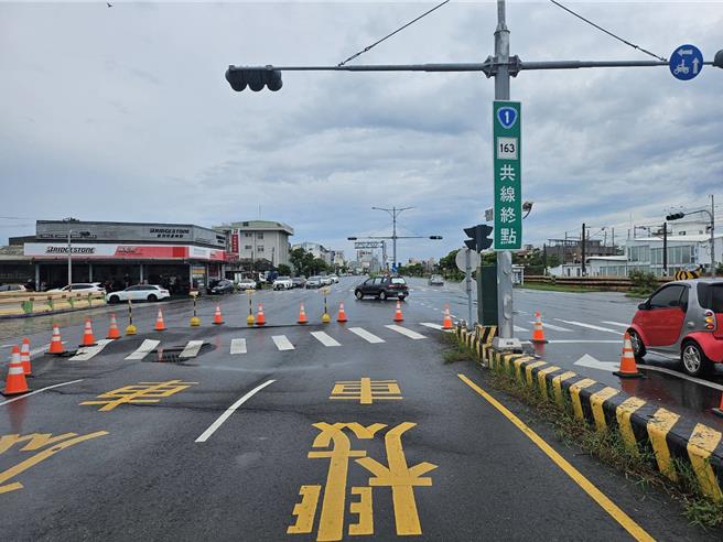 嘉义县台1线水上乡南下275.4K路段，超过两条车道宽的路面下陷，目前已暂时封闭。(嘉义县政府提供／吕妍庭嘉义传真)