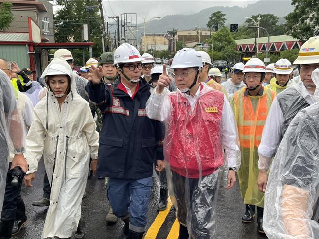 行政院長卓榮泰在高雄市長陳其邁陪同下，前往受創嚴重的六龜區視察災情。（洪浩軒攝）