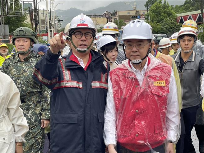 行政院长卓荣泰4日南下高雄六龟地区，在高雄市长陈其迈的陪同下，关心台20线81k一家五口坠谷事件的搜救状况。（洪浩轩摄）