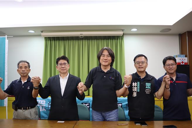 藍委林思銘（左二）4日下午前往民眾黨新竹縣黨部拜會，民眾黨國家治理學院主任翟本喬（中）共同商議藍白合作模式。（邱立雅攝）