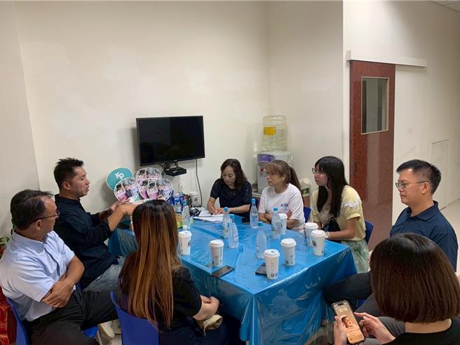 民眾黨新竹黨部主委李國璋表示，4日上午新竹黨部幹部已經與國民黨立委林思銘妻子陳靜芳（上排右三白衣者）等人首次開協調會，將全力提供對方需要的協助。（李國璋提供／王惠慧新竹傳真）