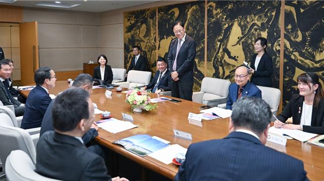 桃園市長張善政率團訪問日本，今前往香川縣廳，拜會香川縣知事池田豐人與香川縣議會議長谷久浩一。(桃市府提供)