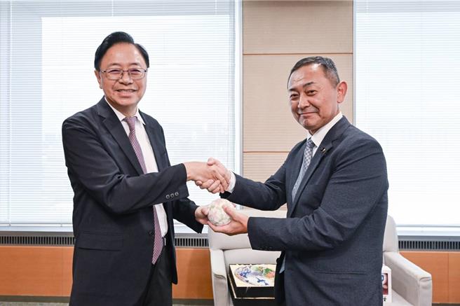 桃園市長張善政率團訪問日本，今前往香川縣廳，拜會香川縣知事池田豐人與香川縣議會議長谷久浩一。(桃市府提供)