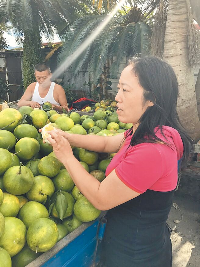 花莲陆配村长邓万华因未放弃中华人民共和国国籍，被内政部依《国籍法》解职，根据《国籍法》20条的规定是当选以后，一年之内必须要放弃「外国」的国籍，争点在于中华人民共和国是「外国」吗？（本报资料照片）
