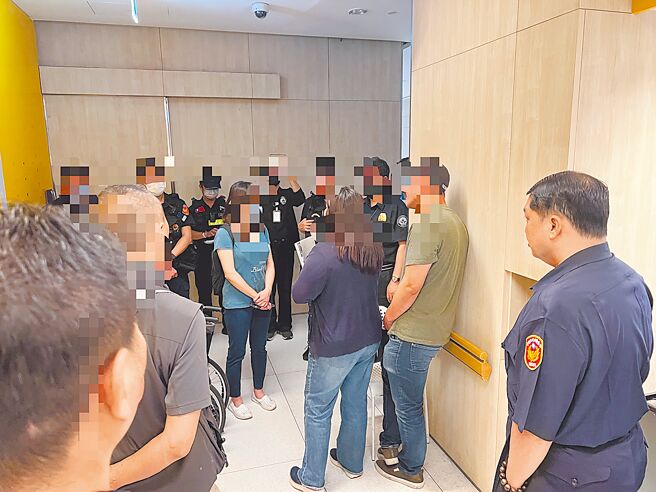 高雄左營博田醫院3日凌晨傳出黑衣人闖入砸院事件，警方派員到場協調，所幸無人受傷。（左營警分局提供）