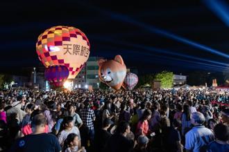 「2025夏戀礁溪、礁心一夏」熱氣球光雕秀揭幕 萬人共賞國際級藝術嘉年華盛會