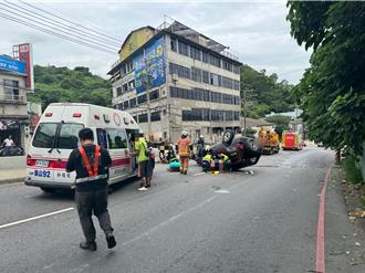 八里砂石車變換車道！休旅車閃避不及自撞翻覆2人送醫