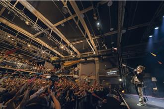 小宇強勢回歸揪全場射紙飛機　搶先曝光新歌〈記得忘了我〉