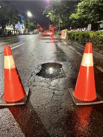 高雄楠梓路面現坑洞害「10分鐘4車爆胎」   車主擬向市府求償