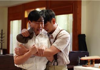 尹昭德、楊子儀「跪地相擁」催淚　歪樓充滿「BL感」