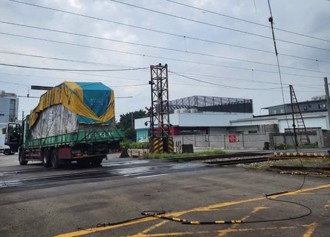 快訊》湖口貨車超高卡電車線 司機遭電擊！西幹線大延誤