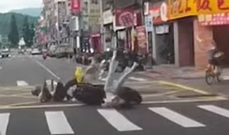 行人地獄！妹子遭「剷倒」180度空翻 網嘆：過馬路像賭命