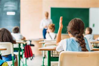 當安親老師一天就離職！妹子曝恐怖環境 他看薪水：不如跑外送